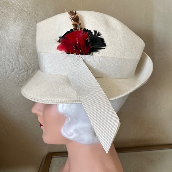 STYLISH DESIGNER 1960s' OFF WHITE FEDORA + GROSGRAIN TRIM + FEAHTERS - Picture 2 of 11